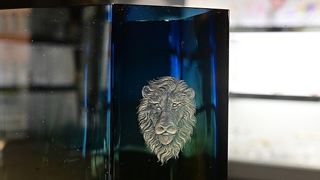 V�zu Magnus, kterou dostal prezident, opat�il rytec Tom� Lesser rytinou lva. (10. listopadu 2025)