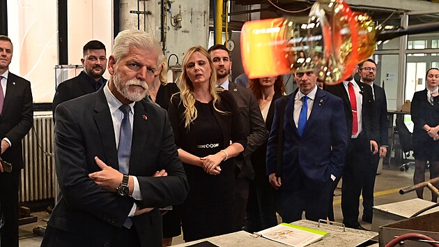 Petr Pavel se s v�robky skl�rny Moser b�n� setk�v� na Pra�sk�m hrad� i v L�nech. V pond�l� mohl sledovat skl��e p��mo p�i pr�ci. (10. listopadu 2025)