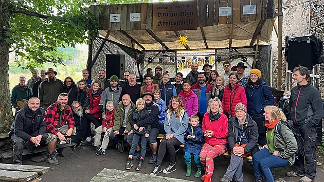 Zanikl� obec K�nigsm�hle se stala jakousi v�kladn� sk��n� spolku DoKrajin. Ten te� hled� nov� nad�en� lidi.