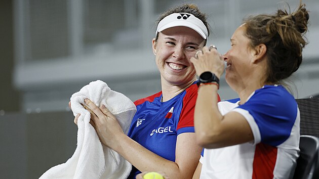 Linda Noskov� si pov�d� s Barborou Str�covou p�i p��prav� na bar� BJK Cupu.