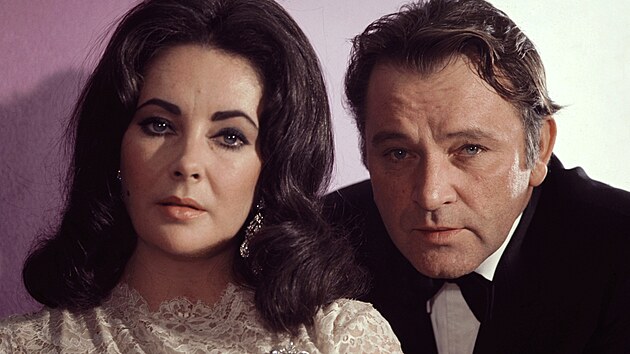 Elizabeth Taylorová a Richard Burton v roce 1962, kdy jet nebyli manelé....