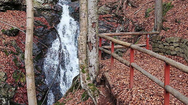Hu�sk� vodop�d na modr� trase mezi Rokytnic� a Dvora�kami (14.11.2025).
