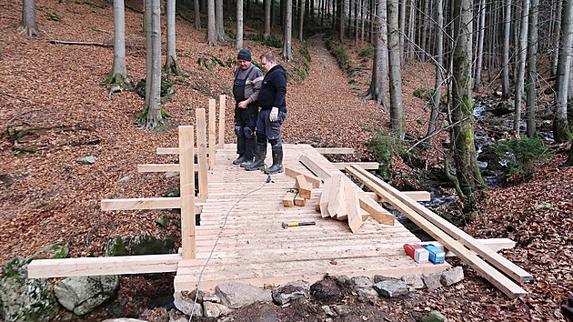 KRNAP opravil most mostek u Huského vodopádu na stezce mezi Rokytnicí a...