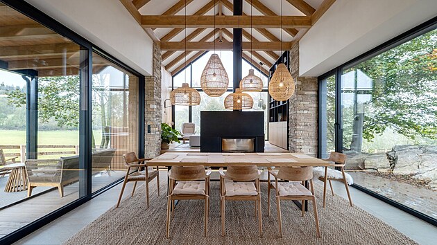 J�delna a�ob�vac� pokoj tvo�� jeden plynul� celek, kter� t�� z�velkorys�ho prosklen� i v��ky otev�en� do krovu.