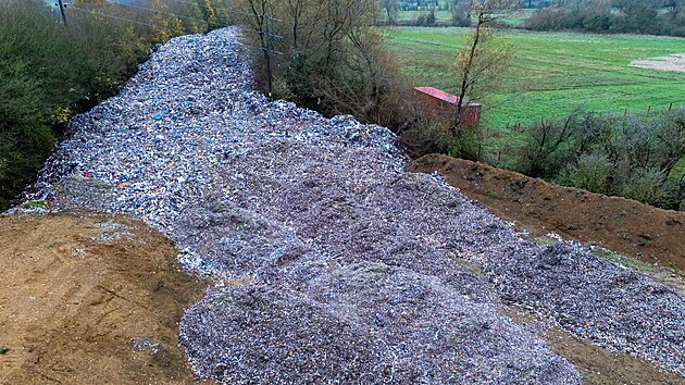Stovky tun odpadu navr�en� do v��ky a� deset metr� ohro�uj�c� �eku Cherwell v anglick�m hrabstv� Oxfordshire. (16. listopadu 2025)