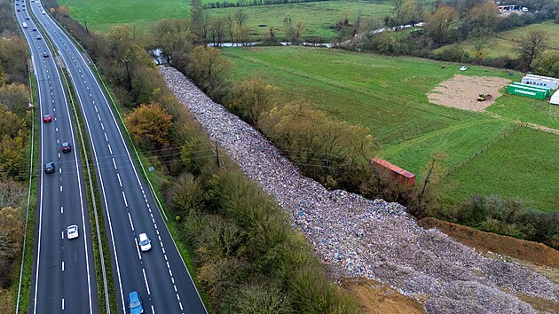 Stovky tun odpadu navr�en� do v��ky a� deset metr� ohro�uj�c� �eku Cherwell v anglick�m hrabstv� Oxfordshire. (16. listopadu 2025)