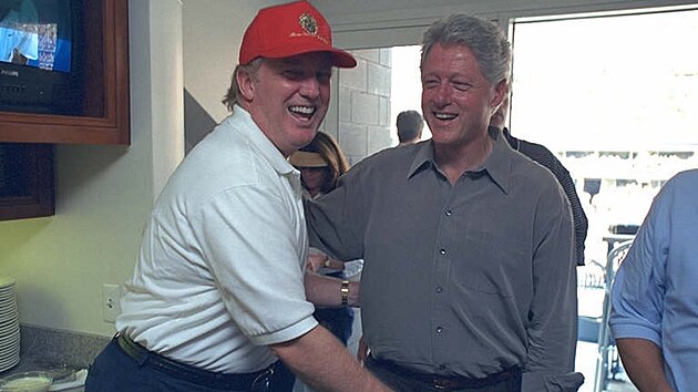 Archivní snímek Donalda Trumpa s Billem Clintonem ze zaátku tisíciletí.