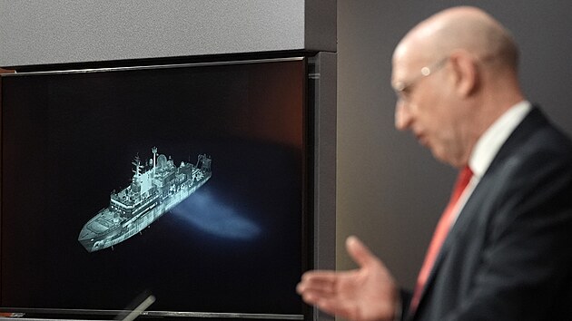 Britsk� ministr obrany John Healey prom�taj�c� ruskou vojenskou lo� Jantar. (19. listopadu 2025)