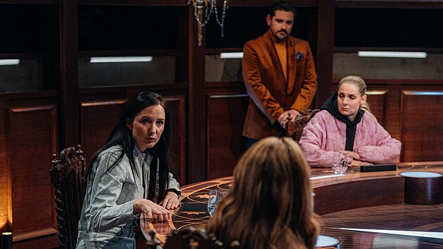 P�edposledn� epizoda reality show Zr�dci 2. Vlevo pr�vni�ka Ani�ka, vpravo policejn� komisa�ka V�ra, zvan� Mia.