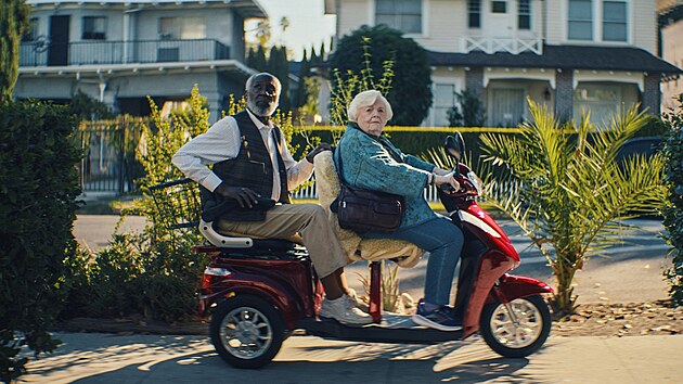 Richard Roundtree a June Squibbová ve filmu Thelma (2024)