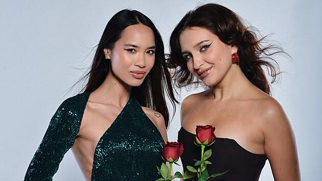 SARAH A MARY: Sarah (31) pracuje jako marketingov� mana�erka a vynik� temperamentem i c�lev�domost�. Obdivuje siln� a inspirativn� �eny, kter� si jdou za sv�m snem, sama se sna�� ��t podle stejn�ho principu. A�koli n�kdy p�sob� zdr�enliv�, skr�v� se v n� citliv� a romantick� du�e, kter� se ov�em v minulosti nejednou sp�lila. Sarah je rodinn� zalo�en� a v��� v opravdov� partnerstv�. Tou�� po mu�i, na kter�ho se bude moct spolehnout, kter� ji podpo�� a vytvo�� s n� vztah zalo�en� na d�v��e, bezpe�� a up��mn�ch citech.
Mary (27) je �iveln� a sebev�dom� beauty influencerka, kter� p�esn� v�, co chce, a nev�h� si za t�m j�t. U�
v osmn�cti letech se odst�hovala z Ruska a za�ala nov� �ivot na vlastn� p�st, co� ji nau�ilo neb�t se a j�t naproti v�emu, po �em tou��. Energie a odvaha ji prov�zej� na ka�d�m kroku a rozhodn� nepat�� k t�m, kdo by z�st�vali v kout�. Mary te� hled� opravdovou l�sku, kter� bude romantick� i v�niv� z�rove�.