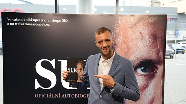 Tomá Souek na ktu své autobiografie s názvem Suk.