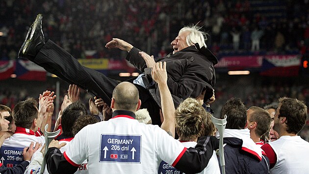 Hrái oslavn zvedají Karla Brücknera poté, co esko postoupilo na mistrovství...