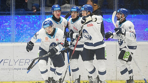 Hokejisté Kladna slaví gól proti Tinci.