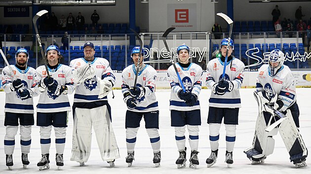 Kladen�t� hokejist� oslavuj� v�hru nad T�incem.