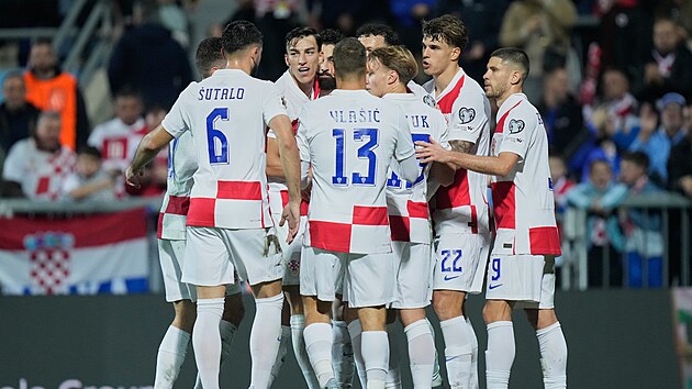 Chorvattí fotbalisté slaví gól proti Faerským ostrovm.