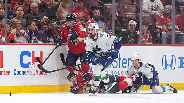 Vancouversk� obr�nce Filip Hronek (v b�l�m) se sna�� prchnout Carteru Verhaeghemu z Floridy.