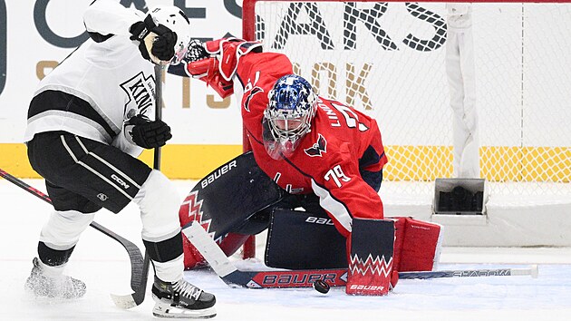 G�lman Charlie Lindgren (Washington Capitals) zasahuje proti pokusu Warrena Foegeleho (Los Angeles Kings).