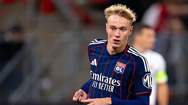 Záloník Adam Karabec v dresu Lyonu.