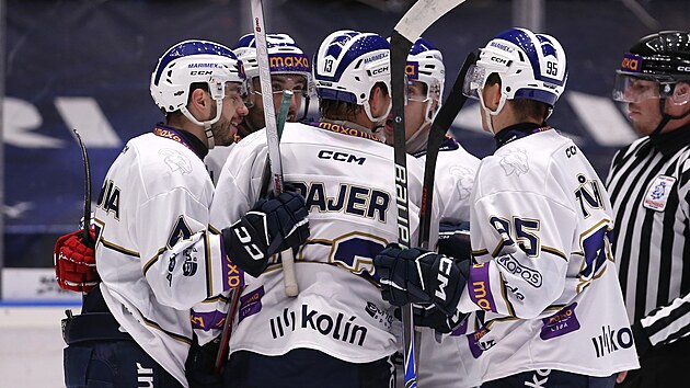 Hokejisté Kolína se radují ze vstelené branky.