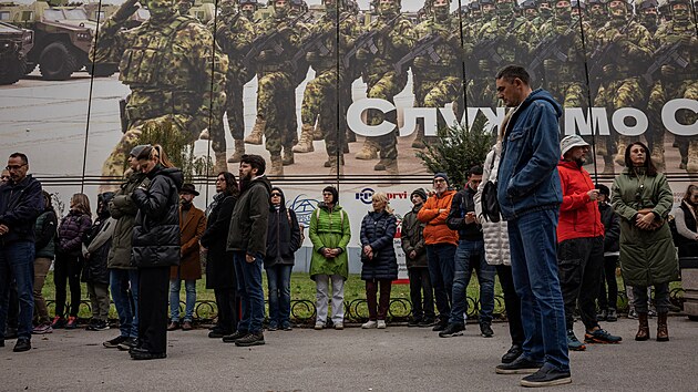 Tis�ce lid� ve st�edu v B�lehrad� symbolicky vytvo�ily lidsk� �t�t kolem komplexu budov b�val�ho gener�ln�ho �t�bu vybombardovan�ho b�hem n�let� NATO v roce 1999. (12. listopadu 2025)