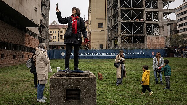 Tis�ce lid� ve st�edu v B�lehrad� symbolicky vytvo�ily lidsk� �t�t kolem komplexu budov b�val�ho gener�ln�ho �t�bu vybombardovan�ho b�hem n�let� NATO v roce 1999. (12. listopadu 2025)