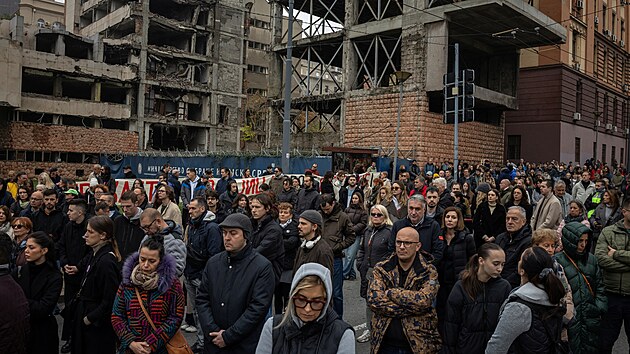 Tis�ce lid� ve st�edu v B�lehrad� symbolicky vytvo�ily lidsk� �t�t kolem komplexu budov b�val�ho gener�ln�ho �t�bu vybombardovan�ho b�hem n�let� NATO v roce 1999. (12. listopadu 2025)