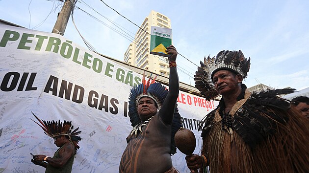 Des�tky domorod�ch aktivist� n�siln� vnikly do are�lu klimatick� konference COP30 v brazilsk�m Bel�mu. (12. listopadu 2025)