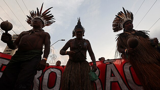 Des�tky domorod�ch aktivist� n�siln� vnikly do are�lu klimatick� konference COP30 v brazilsk�m Bel�mu. (12. listopadu 2025)