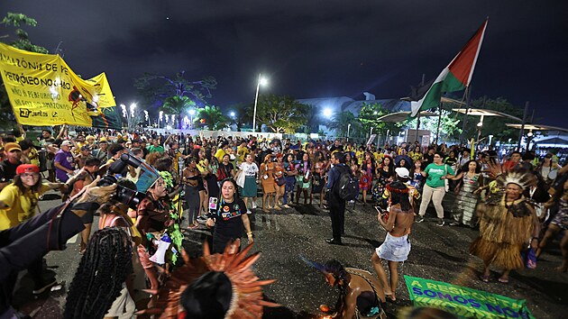 Des�tky domorod�ch aktivist� n�siln� vnikly do are�lu klimatick� konference COP30 v brazilsk�m Bel�mu. (12. listopadu 2025)