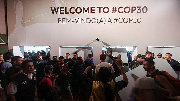 Des�tky domorod�ch aktivist� n�siln� vnikly do are�lu klimatick� konference COP30 v brazilsk�m Bel�mu. (12. listopadu 2025)