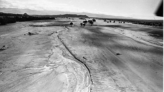 Mo�e bahna pokr�v� kdysi �rodnou zem�d�lskou p�du pobl� Armera. (17. listopadu 1985)