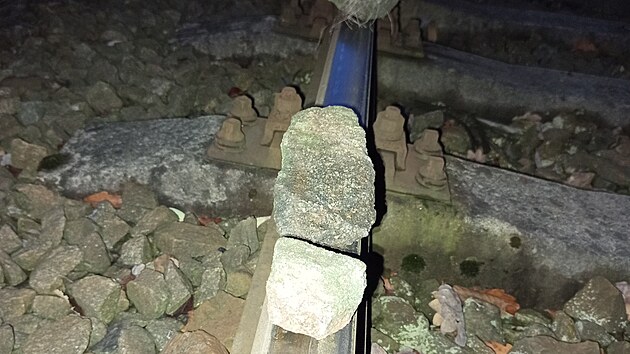 Kameny na kolej�ch u Vamberku (4. listopadu 2025)