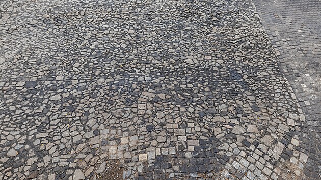 Historick� dla�ba nalezen� na Velk�m n�m�st� v Hradci Kr�lov� (24. ��jna 2025)