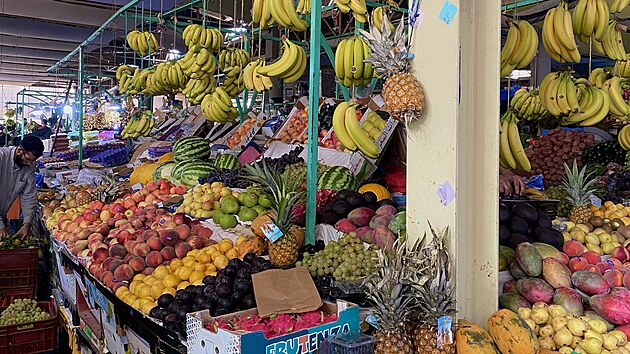 Tr�i�t� v Agadiru, Souk El Had, l�k� m�stn� i turisty pestrou nab�dkou ko�en�, ovoce, n�bytku a oble�en�. Koupit si zde m��ete t�eba i ledni�ku.