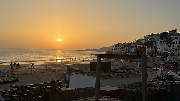 Z�pad slunce nad surfa�sk�m m�stem Taghazout.