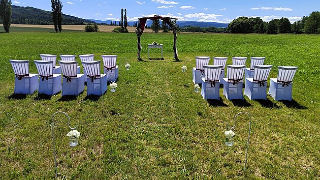 Svatba na louce, v lese, u p�ehrady m��e b�t n�dhern�.