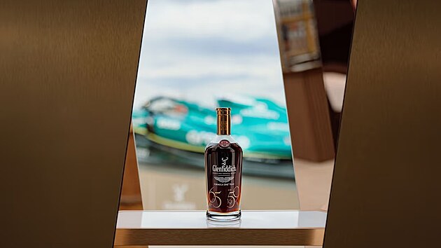 Skotsk� whisky Glenfiddich zr�la 65 let v dubov�m sudu. Vlivem takzvan� and�lsk� dan�, kdy se ka�doro�n� odpa�� ��st obsahu, z�stalo v sudu po v�ce ne� �esti desetilet�ch jen tolik destil�tu, aby vysta�il na pouh�ch sedm l�hv� o objemu 0,7 litru. (14. listopadu 2025)