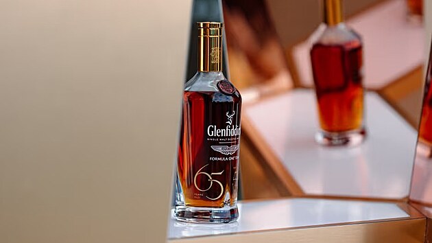 �esk� sb�ratel vydra�il unik�tn� l�hev whisky. Zaplatil za ni 2,5 milion� korun. (14. listopadu 2025)