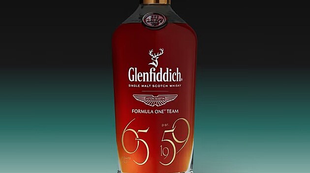 Edice Glenfiddich 1959 p�ipom�n� rok, kdy t�m Aston Martin debutoval ve formuli 1 a z�rove� triumfoval v z�vod� Le Mans. Na l�hvi se proto objevuj� loga obou zna�ek s odkazem na rok destilace i d�lku zr�n�. (14. listopadu 2025)