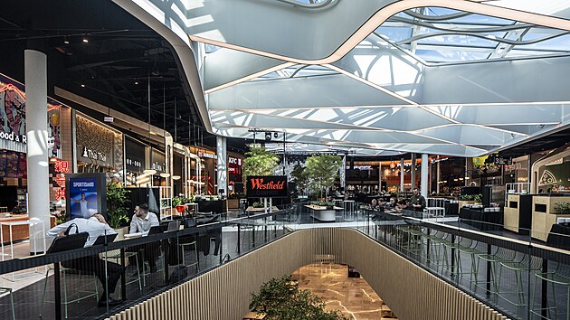 Roz���en� o 9 100 metr� �tvere�n�ch vytvo�ilo prostor pro nov� zna�ky, modern� food z�nu i odpo�inkov� z�ny. (12. listopadu 2025)