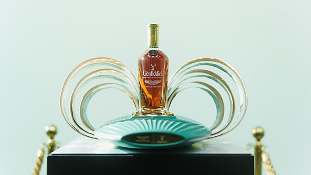 �esk� investor koupil jednu ze sedmi vz�cn�ch lahv� skotsk� whisky. Ta vznikla v pal�rn� Glenfiddich, kter� s�dl� ve skotsk�m Dufftownu a funguje od roku 1887. Zalo�il ji William Grant a dodnes ji vede p�t� generace jeho potomk�. (12. listopadu 2025)