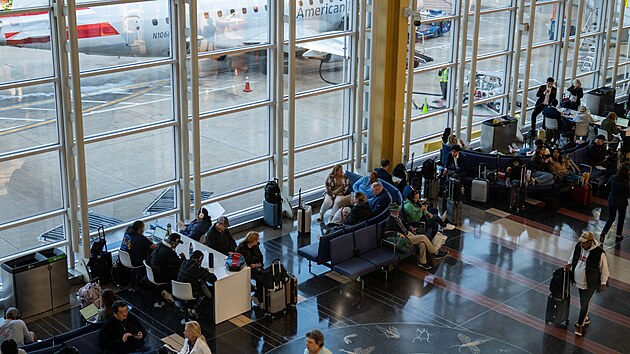 Cestuj�c� na Reaganov� leti�ti ve Washingtonu (9. listopadu 2025)