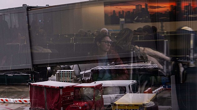 Nekone�n� �ek�n� na mezin�rodn�m leti�ti v Chicagu (9. listopadu 2025)