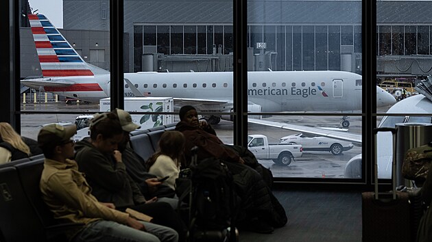 Cestuj�c� vyhl�ej� zpo�d�n� let American Airlines na mezin�rodn�m leti�ti v Chicagu (9. listopadu 2025)
