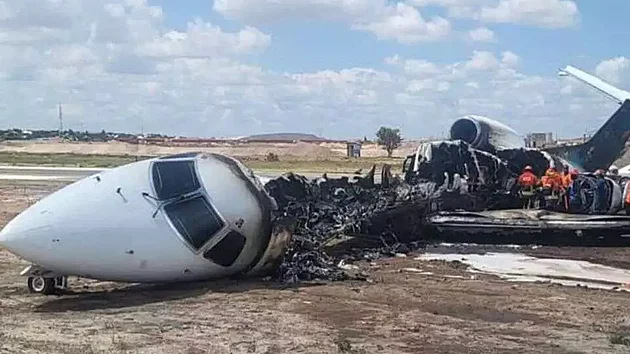 Uha�en� zbytky letadla, po p�ist�n� na Kolweziho leti�ti. (17. listopadu 2025)