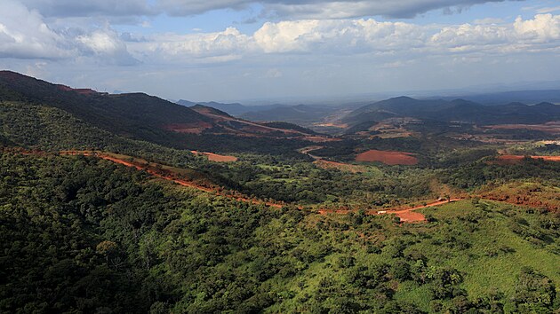 Leteck� pohled na zalesn�nou horu Simandou, kde se nach�z� jedno z nejv�t��ch lo�isek vysoce kvalitn� �elezn� rudy na sv�t�. (4. listopadu 2025)