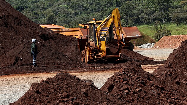 Kolesov� naklada� pracuje v bloc�ch t�i a �ty�i dolu Simandou. (5. listopadu 2025)