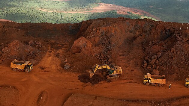 T�ebn� vozidla pracuj� v bloc�ch t�i a �ty�i dolu Simandou. (4. listopadu 2025)