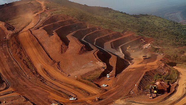 T�ebn� vozidla pracuj� v bloc�ch t�i a �ty�i dolu Simandou. (4. listopadu 2025)